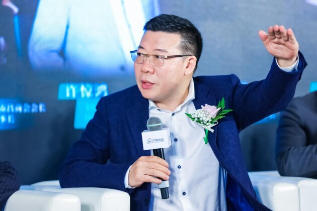 全国工商联家具装饰业商会副会长、月星家居新零售连锁集团总裁许惊鸿 全国工商联家具装饰业商会副会长、月星家居新零售连锁集团总裁许惊鸿